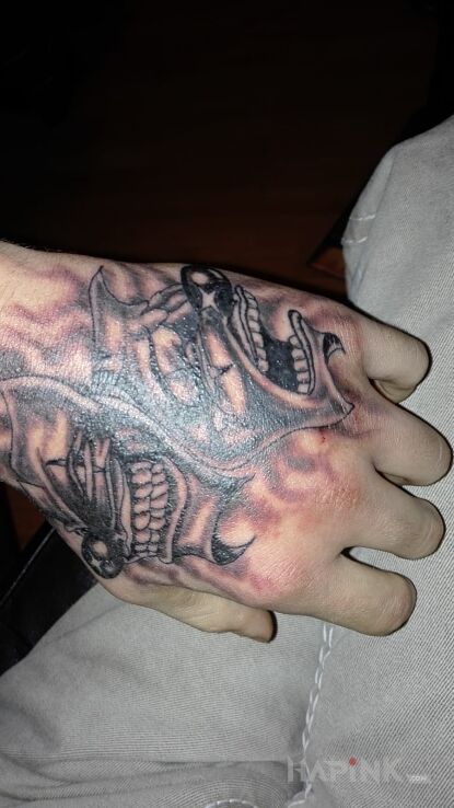 Tattoo 2 maseczki in faces motif on the hand