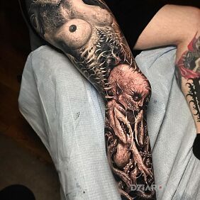 Tatuaż Malutki potwór na piszczeli motyw: czarno-szare styl: realistyczne