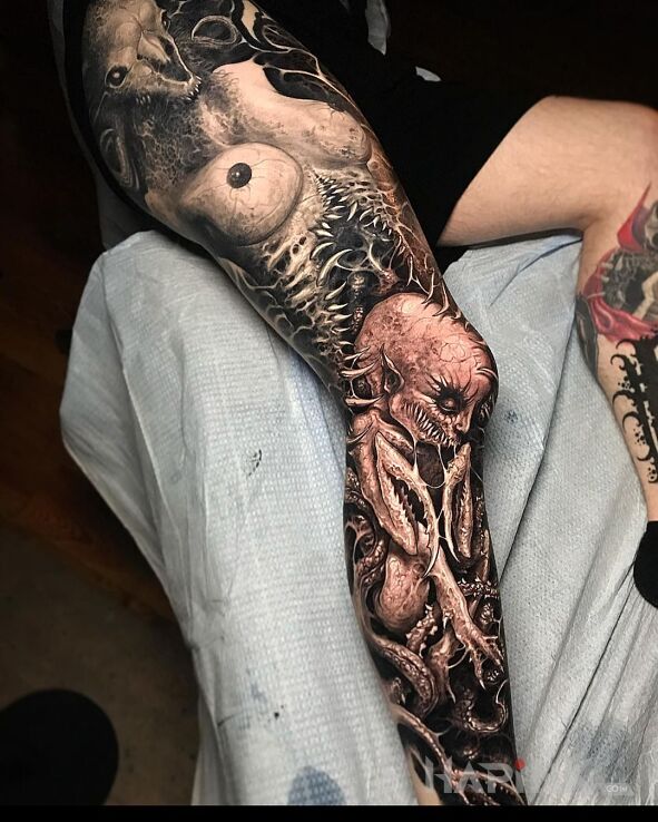 Tattoo Malutki potwór in dark motif and realistic style on the leg