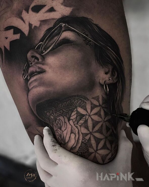 Tattoo Tatuowanie tatuażu z tatuażem 🤯 in black and gray motif and realistic style on the thigh