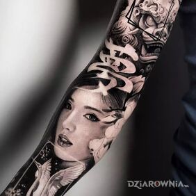 Tatuaż Japońska buźka na bicepsie motyw: twarze styl: realistyczne