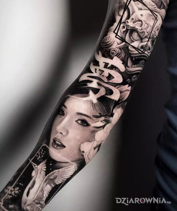 Tatuaż japońska buźka w motywie rękawy i stylu realistyczne na ręce