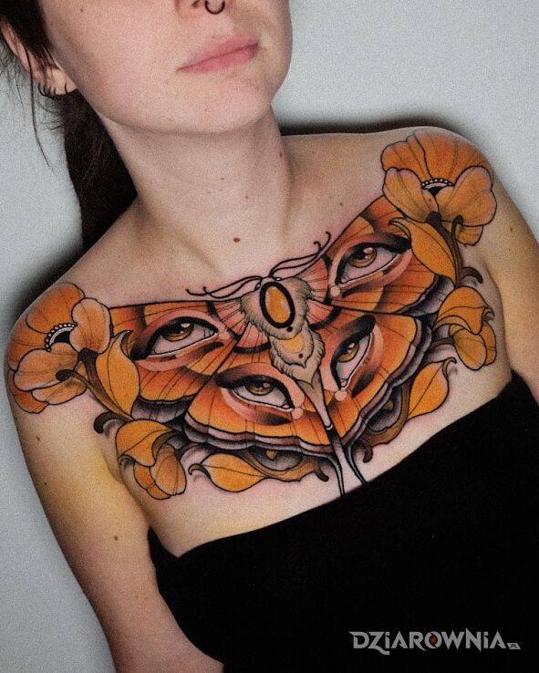 Tatuaż motyl  oczy  kwiaty w motywie kolorowe i stylu neotradycyjne na piersiach