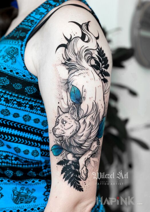 Tattoo Wilk / Księżyc / Liście in animals motif and contour / linework style on the upper arm