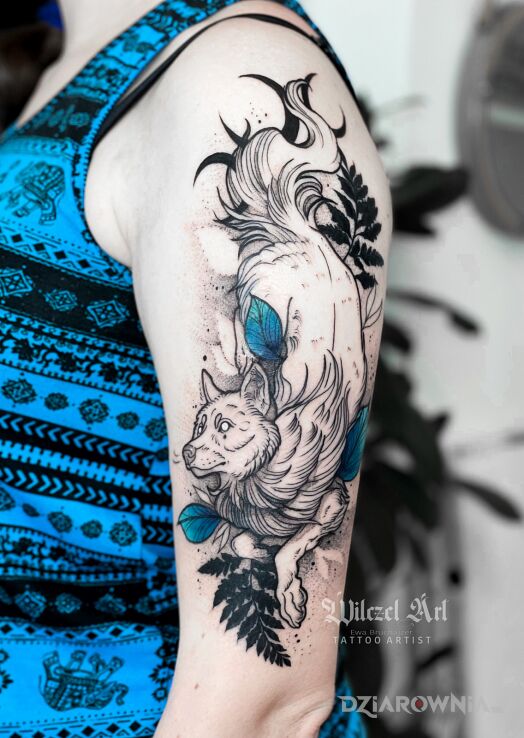 Tatuaż wilk  księżyc  liście w motywie zwierzęta i stylu kontury / linework na ramieniu