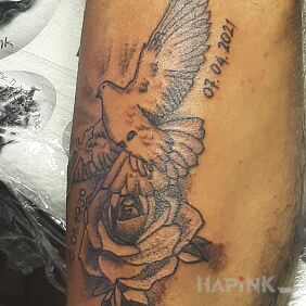 Tattoo Memento On the arm motif: animals style: realistic