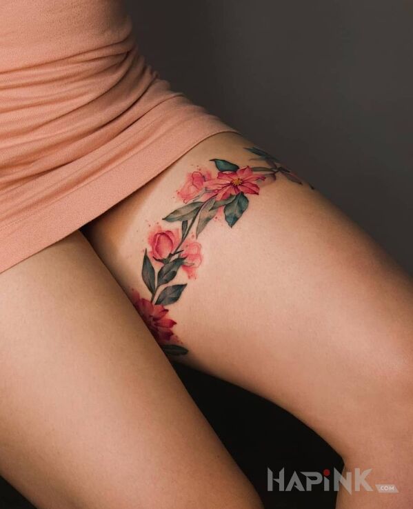 Tattoo Kwiaty wyrosły na udzie in flowers motif and realistic style on the thigh