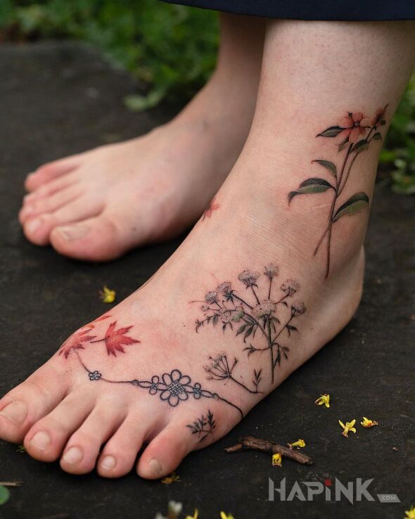 Tattoo Stópka w kwiaty in floral motif and realistic style near the ankle