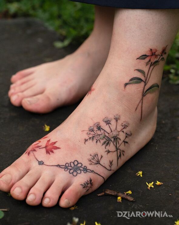 Tatuaż stópka w kwiaty w motywie kwiaty i stylu realistyczne przy kostce
