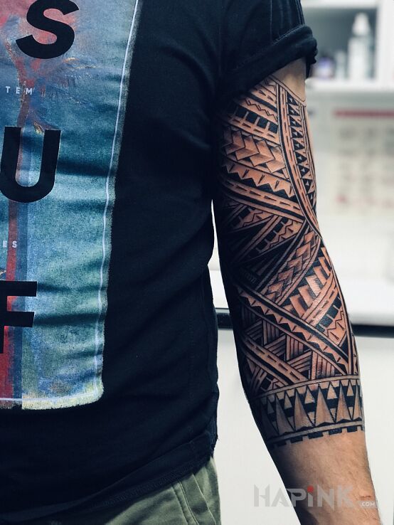 Tattoo Tattoo Samoa in black and gray motif and Polynesian style on the forearm