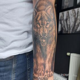 Tatuaż Szef 😉 na ręce motyw: czarno-szare styl: realistyczne