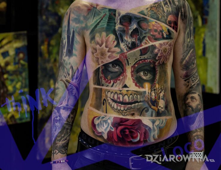 Tatuaż santa muerte w motywie religijne i stylu graffiti na bicepsie