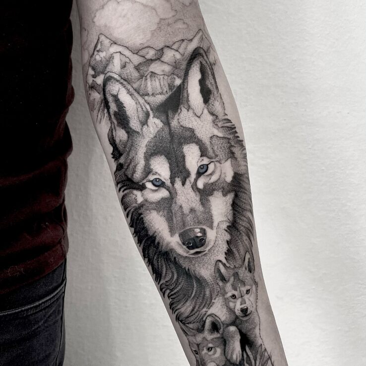 Tatuaż wilk  góry  wilczki w motywie czarno-szare i stylu dotwork na ręce
