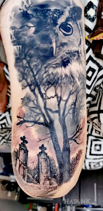 Tattoo Sowa nad cmentarzem in animals motif and realistic style on the leg