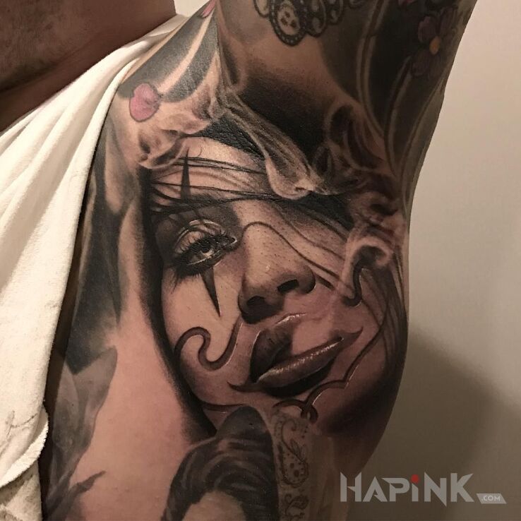 Tattoo Buszek spod paszki in faces motif and chicano style under the armpit