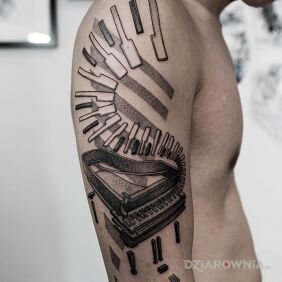 Tatuaż Fortepian na ręce motyw: przedmioty styl: dotwork