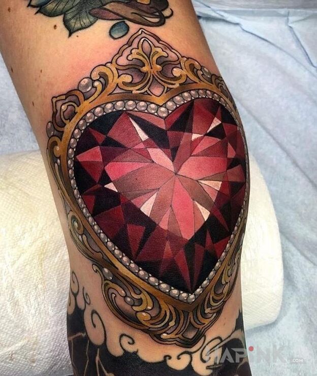 Tattoo Diamentowe kolano in objects motif and neo-traditional style on the knee