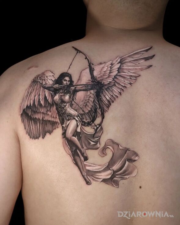 Tatuaż anielica z łukiem w motywie czarno-szare i stylu realistyczne na łopatkach