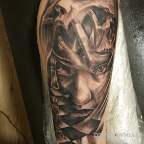 Tatuaż Szachownica ;) na nodze motyw: czaszki