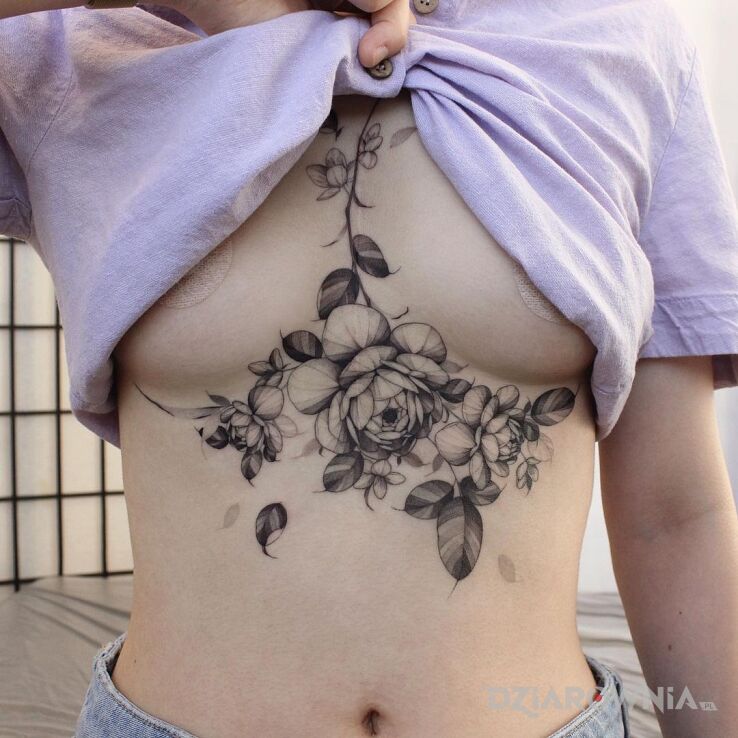 Tatuaż róże zakwitły między cyckami w motywie czarno-szare i stylu graficzne / ilustracyjne na brzuchu