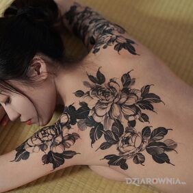 Tatuaż Kwiaty u Japonki na barku motyw: czarno-szare styl: realistyczne