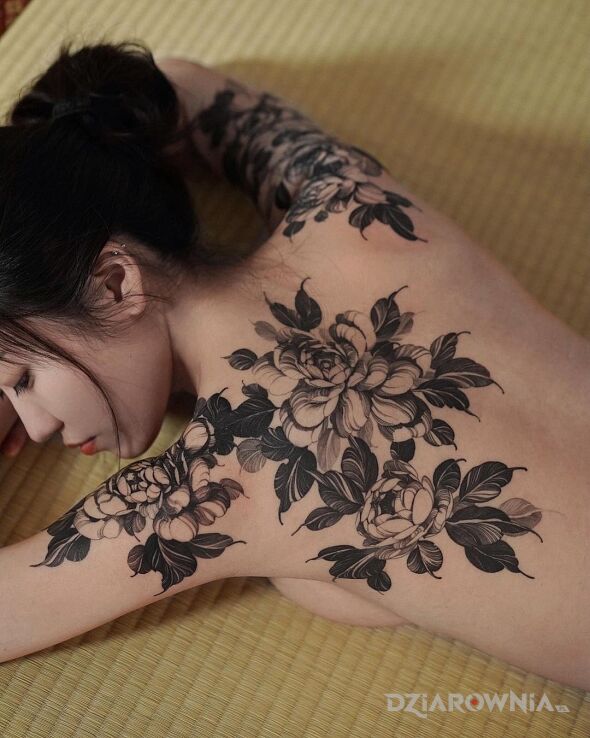 Tatuaż kwiaty u japonki w motywie czaszki i stylu realistyczne na barku