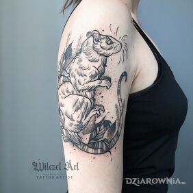 Tatuaż Szczur / Mysz na ramieniu motyw: czarno-szare styl: dotwork