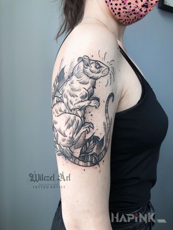 Tattoo Szczur / Mysz in floral motif and dotwork style on the upper arm