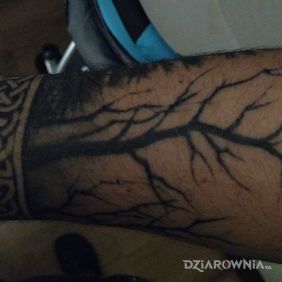 Tatuaż Wikingowska bransoleta z lasem na przedramieniu motyw: pozostałe