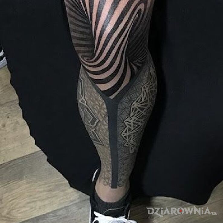 Tatuaż Kolanowy zawijas w motywie pozostałe i stylu iluzja optyczna na kolanie