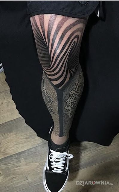 Tatuaż kolanowy zawijas w motywie 3D i stylu iluzja optyczna na nodze