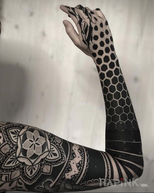 Tattoo Fifty fifty in sleeves motif and geometric style on the upper arm