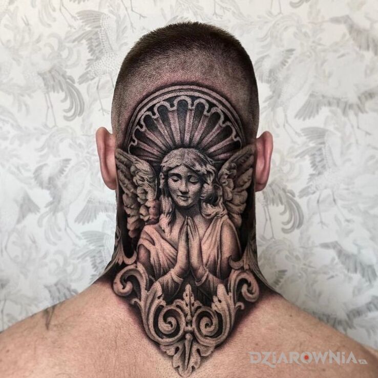Tatuaż modlący się anioł w motywie witraże i stylu realistyczne na karku