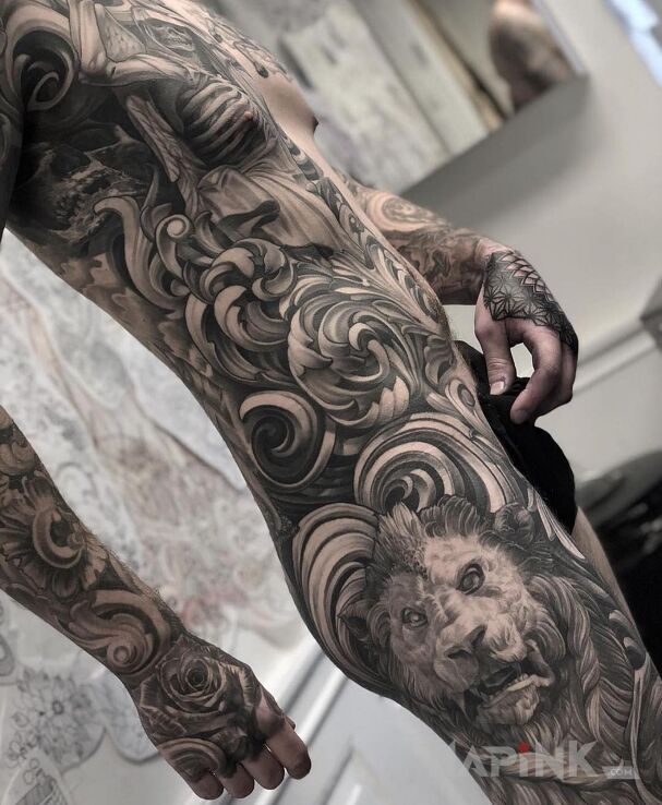 Tattoo Urodzony, żeby się tatuować in flowers motif and realistic style On the arm
