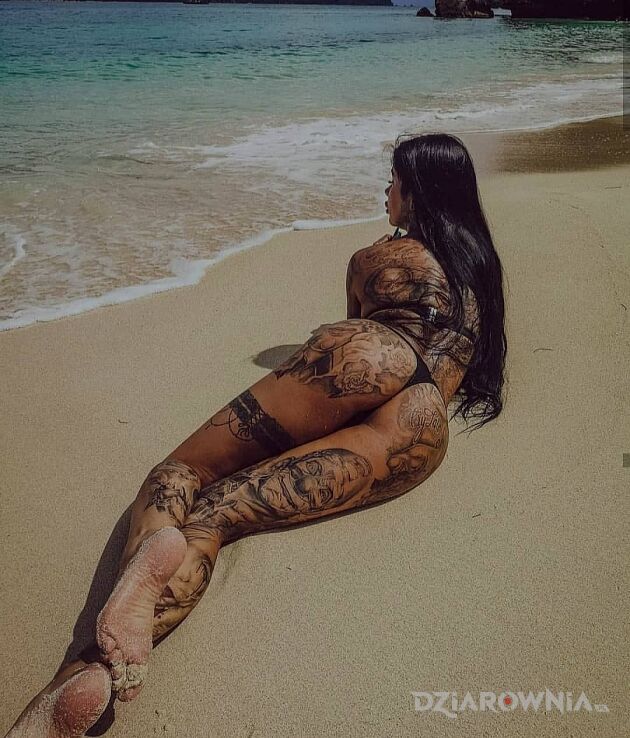 Tatuaż pupcia na plaży w motywie seksowne na nodze