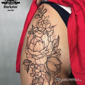Tatuaż Kwiaty na biodrze. na biodrze motyw: florystyczne styl: graficzne / ilustracyjne