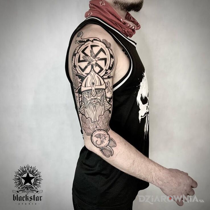 Tatuaż kompozycja słowiańska w motywie pozostałe i stylu rycinowe / grawiurowe na ramieniu