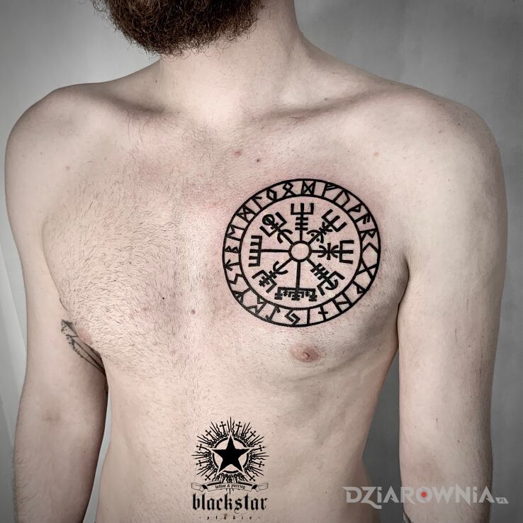 Tatuaż vegvisir - kompas wikingów w motywie pozostałe i stylu celtyckie / nordyckie na klatce