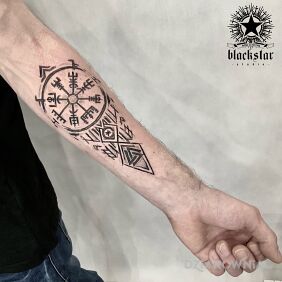 Tatuaż Vegvisir - kompas wikingów. na przedramieniu motyw: pozostałe styl: graficzne / ilustracyjne
