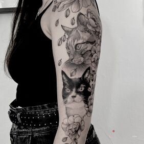 Tattoo Cats / Flowers on the upper arm motif: floral style: realistic