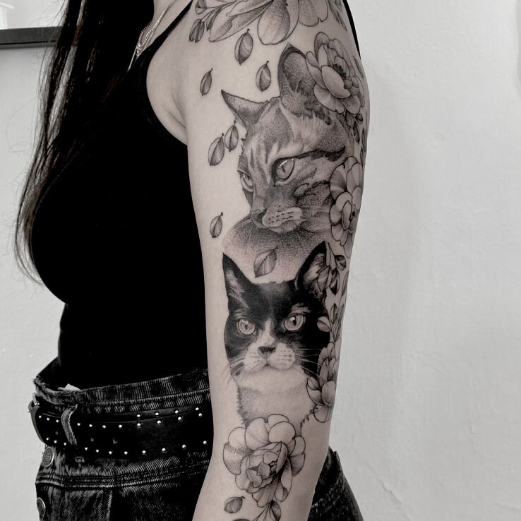 Tatuaż koty  kwiaty w motywie czarno-szare i stylu realistyczne na ręce