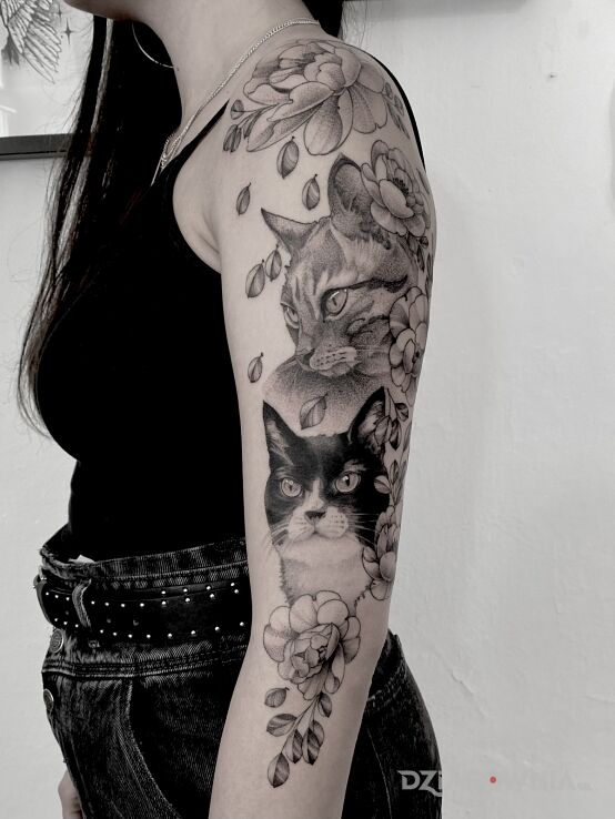 Tatuaż koty  kwiaty w motywie czarno-szare i stylu realistyczne na ręce