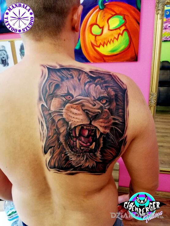 Tatuaż lew w motywie zwierzęta i stylu newschool na łopatkach