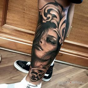 Tatuaż Portret brunetki na nodze motyw: 3D styl: realistyczne