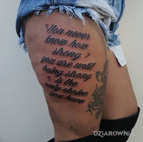 Tatuaż nawet nie wiesz jak silny jesteś w motywie napisy i stylu kaligrafia na nodze