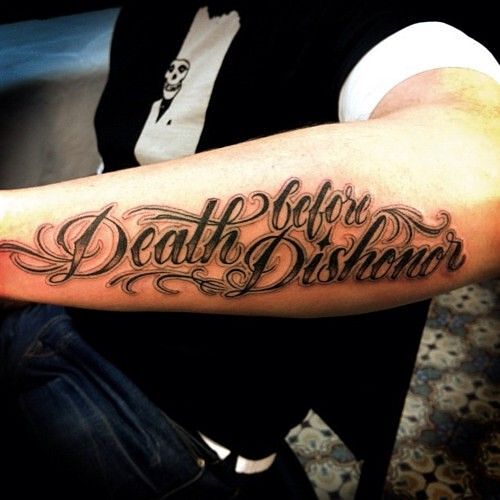 Tatuaż napis na przedramieniu Death before dishonor
