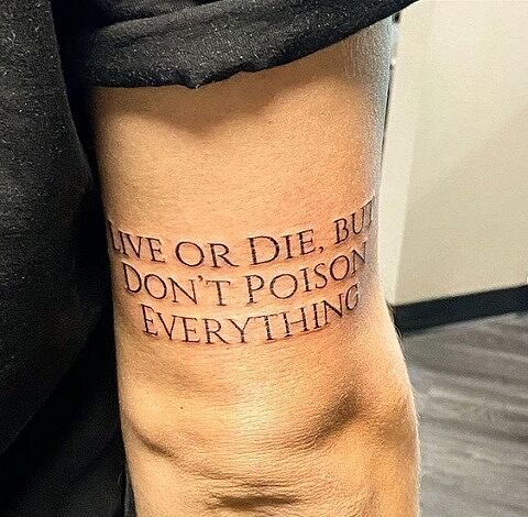 Tatuaż na ramieniu Live or die, but don't poison everything