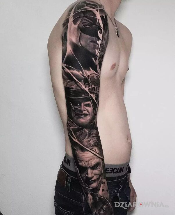 Tatuaż batman tima burtona w motywie rękawy i stylu realistyczne na przedramieniu