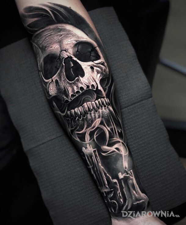Tatuaż czaszka w dymie ze świecy w motywie czaszki i stylu realistyczne na przedramieniu