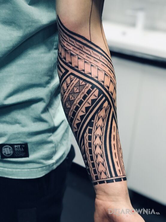Tatuaż  w stylu polinezyjskim w motywie ornamenty i stylu blackwork / blackout na przedramieniu